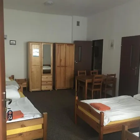 بيت شباب Dom Franciszkanski San Antonio كراكوفيا